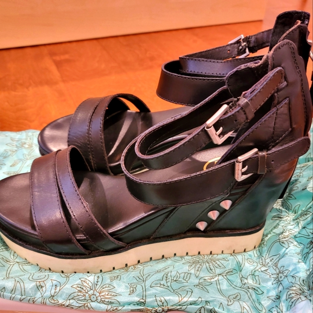 Ash sandal black